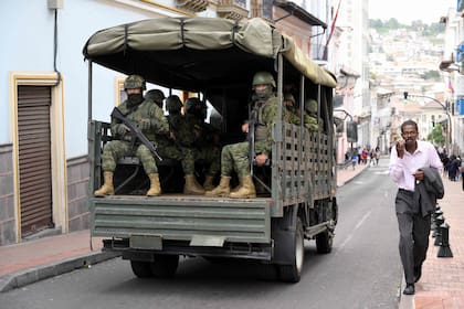 Las fuerzas de seguridad ecuatorianas patrullan el área alrededor de la plaza principal y el palacio presidencial después de que el presidente ecuatoriano Daniel Noboa declarara al país en un estado de "conflicto armado interno", en el centro de Quito el 9 de enero de 2024.
