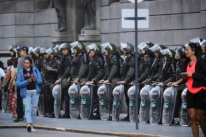 Las fuerzas de seguridad implementan el protocolo antipiquetes durante la marcha de jubilados y gremios frente al Congreso; se espera lo mismo para el miércoles próximo