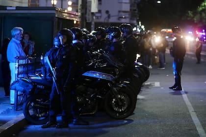 Las fuerzas de seguridad implementan el protocolo antipiquetes durante la marcha de jubilados y gremios frente al Congreso