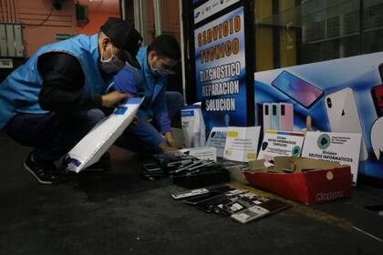 Las fuerzas de seguridad realizan operativos en las "cuevas" de celulares