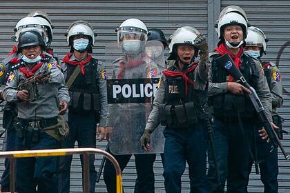 Las fuerzas de seguridad reprimen las manifestaciones contra el golpe militar en Yangon, Myanmar, el 28 de febrero de 2021