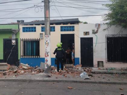 Las fuerzas de seguridad salieron a las calles en La Virginia, Risaralda, para asistir a los vecinos que sufrieron daños en sus propiedades