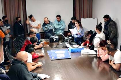 Las fuerzas de seguridad y la tripulación demorada durante la lectura del acta en el hotel de Canning