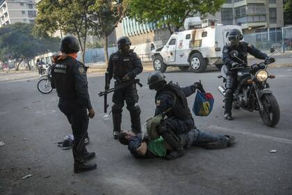 Las fuerzas del gobierno venezolano, en una marcha opositora en la capital