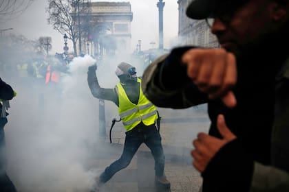 Las fuerzas francesas lanzan gas lacrimógeno para disuadir a los manifestantes