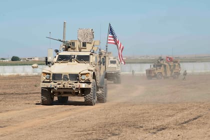 Las fuerzas militares estadounidenses y turcas realizan una patrulla conjunta dentro del área del mecanismo de seguridad en el noreste de Siria