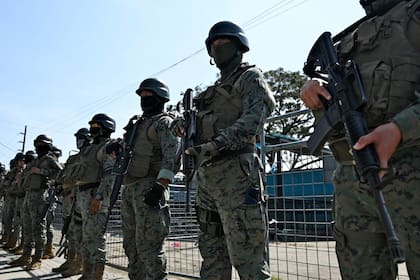 Las fuerzas militares montan guardia frente a la prisión Guayas 1, donde una nueva ola de enfrentamientos entre presos de pandillas rivales cobró seis vidas el domingo, en la ciudad portuaria de Guayaquil, Ecuador, el 25 de julio de 2023
