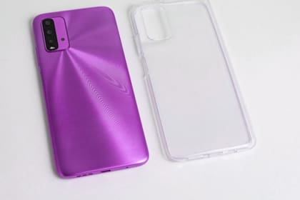 Las fundas transparentes de los celulares son las que más fácil se ensucian, pero la solución a las manchas es más fácil de lo que parece