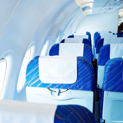Las fundas y las mesas plegables están entre las partes con más gérmenes de los aviones