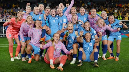Las futbolistas de la selección de Inglaterra celebran su clasificación a la final del Mundial luego de derrotar a Australia