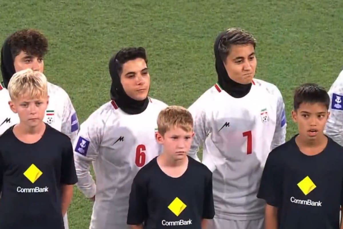 Las futbolistas de la selección de Irán no cantaron el himno nacional