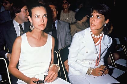 Las futuras consuegras de Mónaco, en una foto histórica: en un desfile de Chanel, en París, en 1989. Fanáticas de la moda y dos de las mujeres más elegantes de Europa, compartieron la primera fila. FOTO: Getty Images