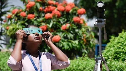 Las gafas para observar el eclipse deben tener suficiente protección para evitar una lesión ocular