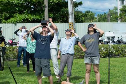 Las gafas para observar el eclipse deben tener suficiente protección para evitar una lesión ocular