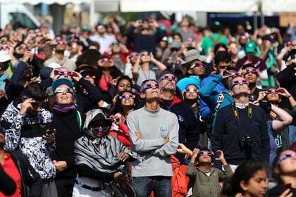 Las gafas para ver el eclipse pueden usarse como filtro para los celulares