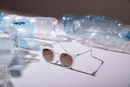 Las gafas se realizan con plástico reciclado del Río de la Plata que luego utilizan en una impresora 3D
