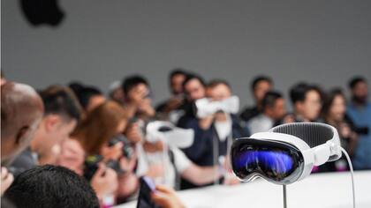 Las gafas Vision Pro se presentaron como si fueran parte de una colección en un museo en el evento de este lunes.