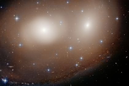 Las galaxias NGC 2292 y NGC 2293, en la constelación del Can Mayor, se unen para formar una suerte de "calabaza" de Halloween. Fuente: NASA
