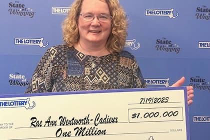 Las ganadoras de la lotería posaron con sus premios de Powerball