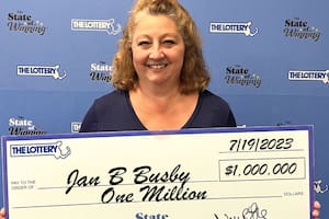 Las ganadoras de la lotería posaron con sus ganancias de Powerball