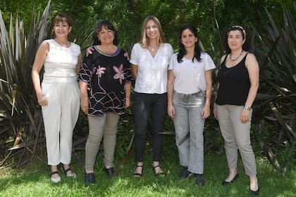 Las ganadoras de los premios Mujeres por Más de Pollera Pantalón junto a Fabiana Ricagno, fundadora de la ONG Pollera Pantalón