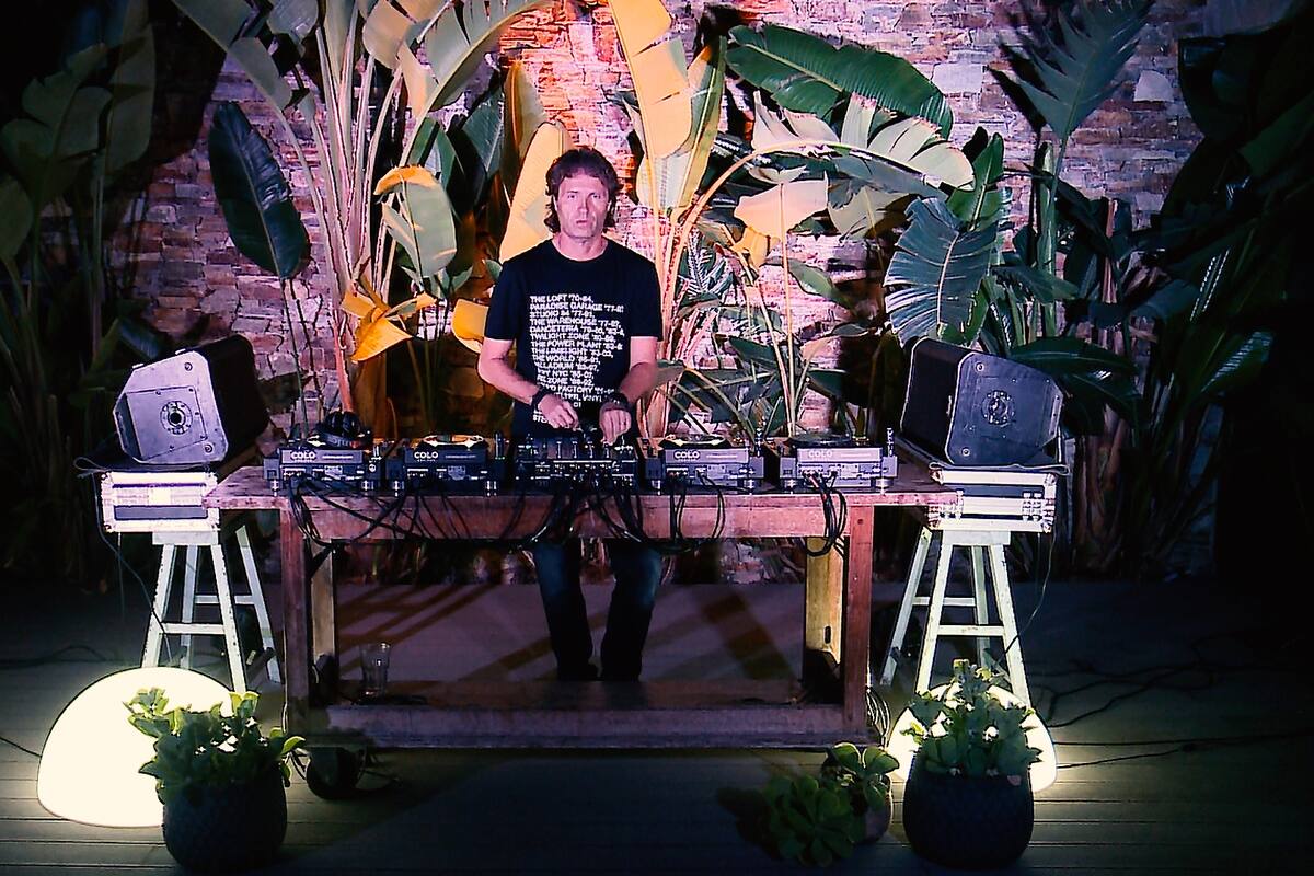 Las ganas de conectar con la música, las reuniones y el arte se canalizan a través de las redes sociales y reúnen a miles vía streaming. El sábado pasado, Hernán Cattaneo dio un recital desde su casa