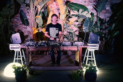 Las ganas de conectar con la música, las reuniones y el arte se canalizan a través de las redes sociales y reúnen a miles vía streaming. El sábado pasado, Hernán Cattaneo dio un recital desde su casa