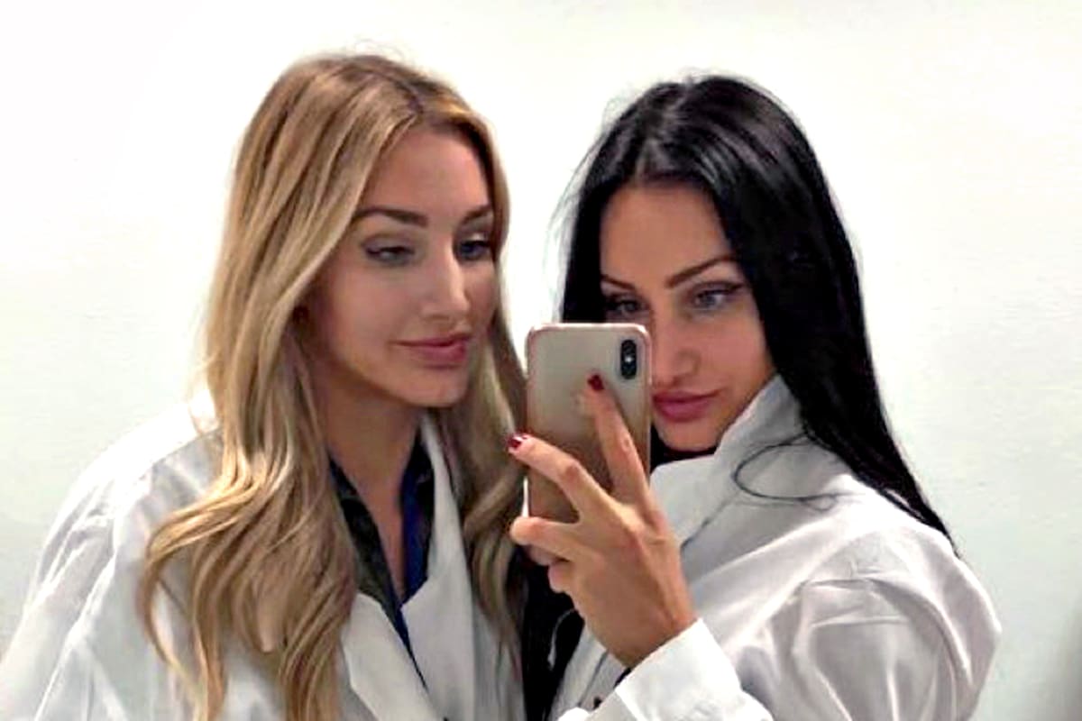 Las gemelas austríacas en una selfie durante la visita a Chernobyl