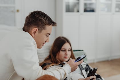 Las generaciones más jóvenes tienden a tolerar menos el silencio y se cobijan en los celulares o el acceso a la tecnología digital