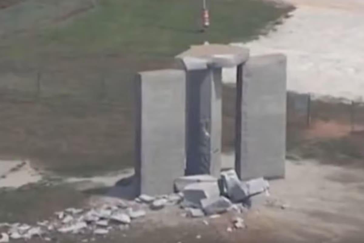 Las Georgia Guidestones, también conocidas como el Stonehenge americano, fue derrumbado después de un ataque con explosivos