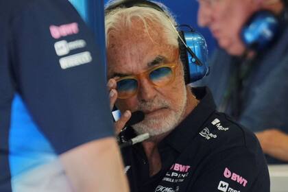 Las gesticulaciones de Flavio Briatore pueden cambiar, pero transmiten lo mismo: si bien exige a Franco Colapinto y Pierre Gasly, sabe que los autos de Alpine son débiles, y ya apuesta a 2026.