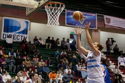 Las Gigantes vencieron a Paraguay en su debut