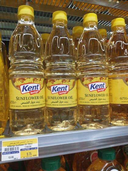 Las góndolas de los supermercados en Qatar, con precios variados para el mercado de argentinos