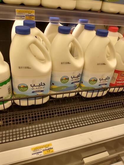 Las góndolas de los supermercados en Qatar, con precios variados para el mercado de argentinos