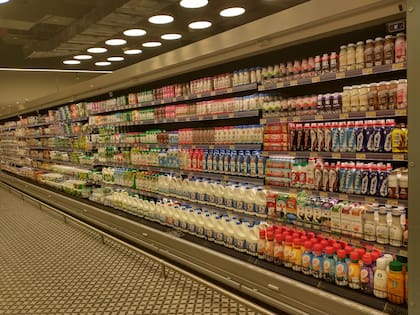 Las góndolas de los supermercados en Qatar, con precios variados para el mercado de argentinos
