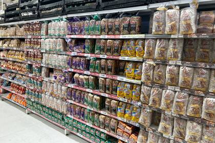 Las góndolas de los supermercados sufrieron el impacto