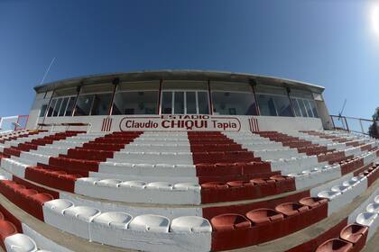 Las gradas del estadio de Barracas Central, que lleva el nombre del presidente de la AFA, Claudio Chiqui Tapia