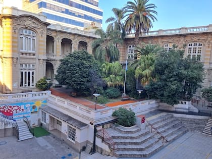 Las gradas en el sector nuevo. Detrás, el señorial palacio.