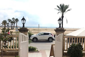 Las grandes casas de verano en los sitios más cotizados de playa de España están siendo cada vez más okupadas por usurpadores