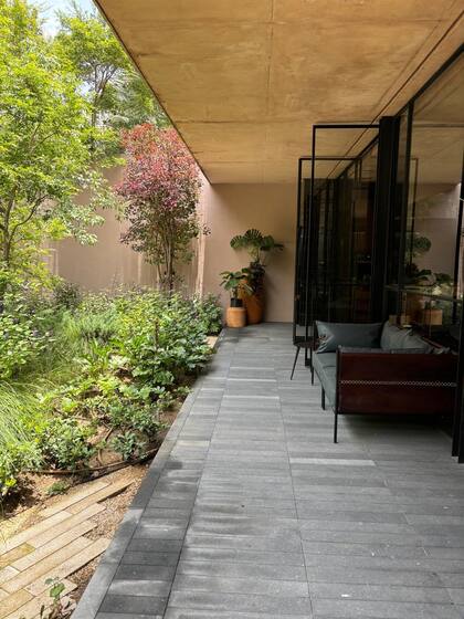 “Las gravas aún no son tan habituales en México; su incorporación en jardines es relativamente reciente. Cuando están bien ejecutadas, permiten un uso cotidiano y confortable: se puede caminar y hasta pasar por allí con una bicicleta sin que el terreno se hunda”.