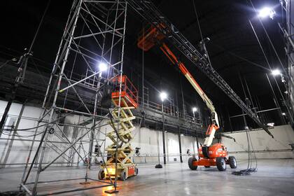 Las grúas comenzaron entonces a instalar las guías metálicas que sostienen 46 proyectores láser a 9,5 metros de altura