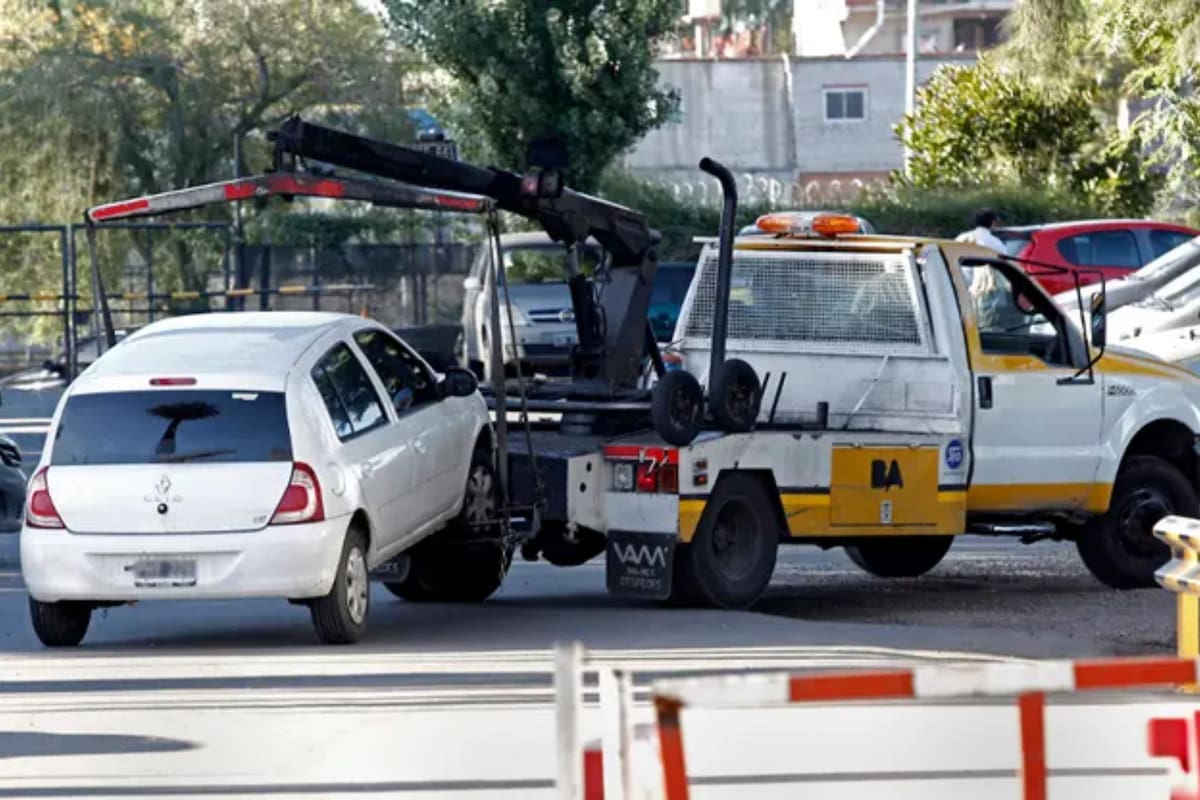 Las grúas de la Ciudad funcionan con guardia mínima durante la cuarentena para controlar el mal estacionamiento