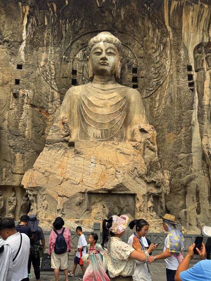 Las grutas de Longmen tienen casi 100.000 estatuas budistas talladas en piedra.