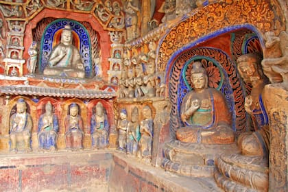 Las grutas de Yungang son conocidas en todo el mundo por los más de 50.000 objetos de arte budista que albergan en 45 cuevas; el gobierno chino hizo una réplica exacta de dos de ellas