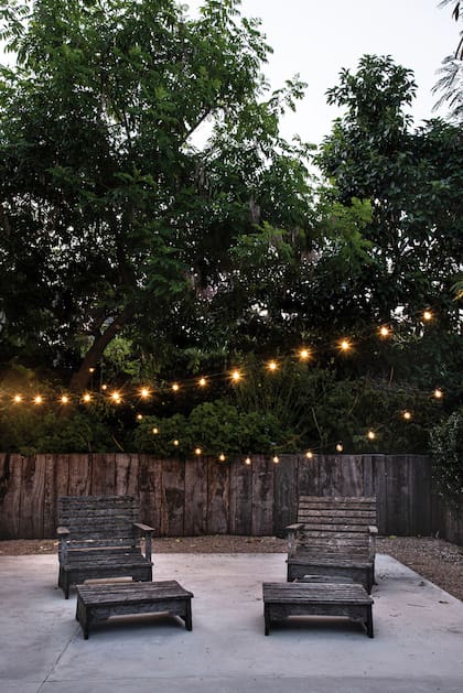 Las guirnaldas de luces son una buena opción para iluminar un jardón donde no hay una estructura elevada.