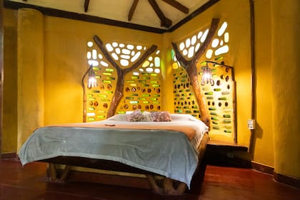 Las habitaciones del lodge están a unos metros del restaurante.