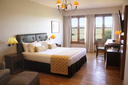 Las habitaciones del resort de campo tienen la ventaja de ser muy amplias y todas miran al verde.