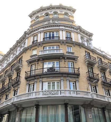 Las habitaciones están decoradas con citas de grandes autores españoles