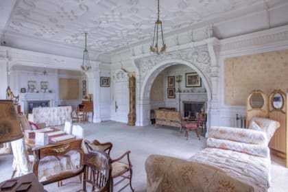 Las habitaciones están decoradas con esculturas y obras de arte
