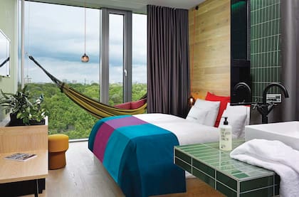 La ambientación de las habitaciones –y del hotel en general–, le escapa al lujo que inhibe. La intención es de informalidad y sorpresa, de reproducir un poco ese collage que es Berlín.